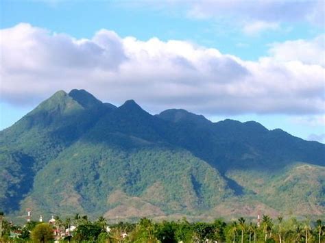 Ang Magkatabing Mount Makiling ni Darling.